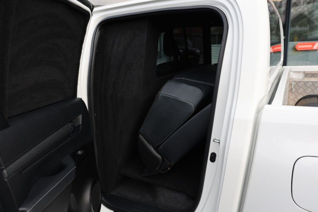 Toyota Hilux 2.8 D-4D DUBBEL CABIN INVINCIBLE 2 SITZ A/T 4WD VAN