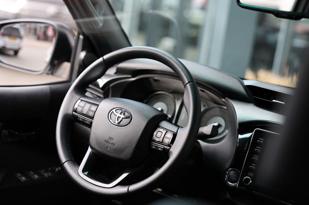 Toyota Hilux 2.8 D-4D DUBBEL CABIN INVINCIBLE 2 SITZ A/T 4WD VAN