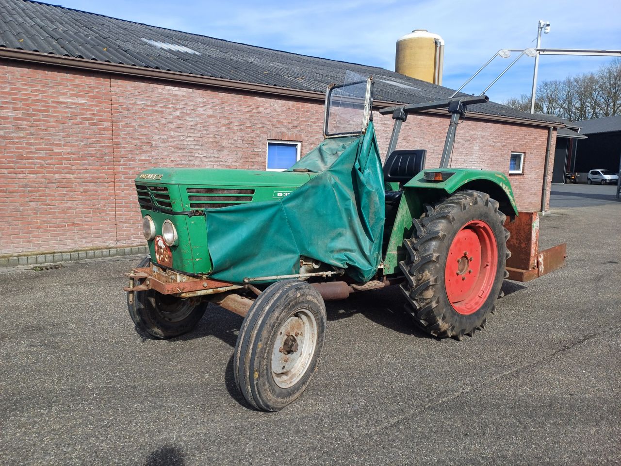 Deutz D3006 met grondbak