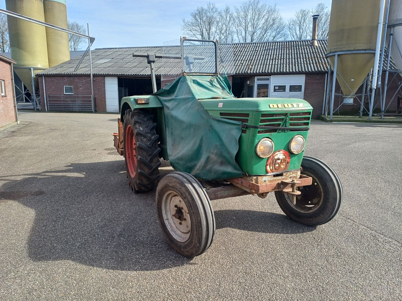 Deutz D3006 met grondbak