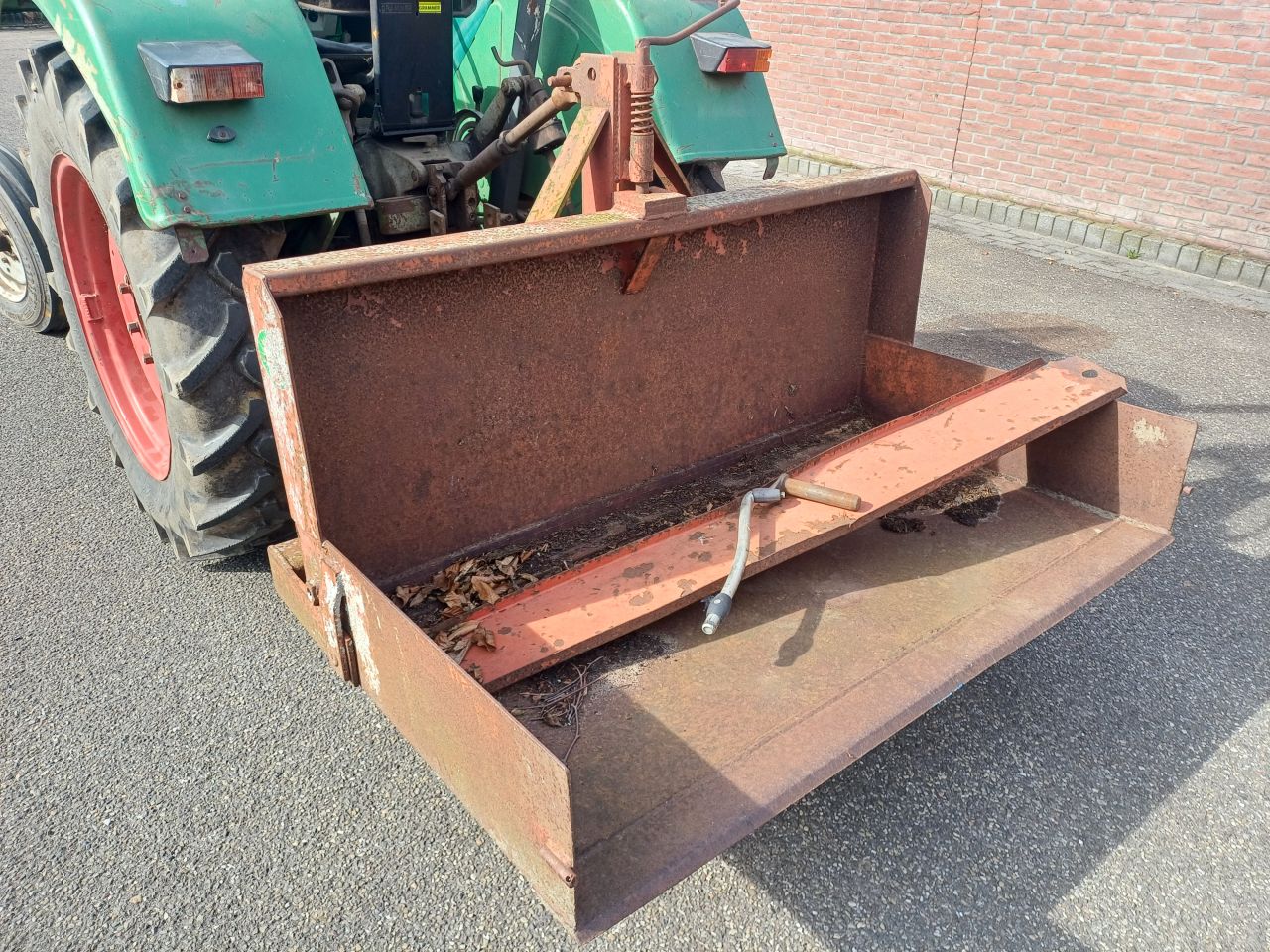 Deutz D3006 met grondbak