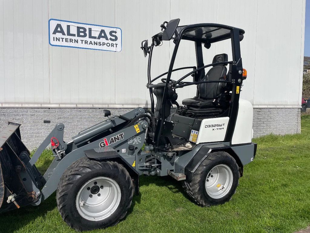 Giant 332SWT Xtra Giant shovel vol opties!! slechts 1030 uur