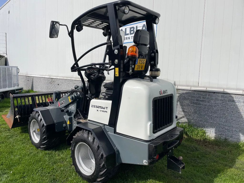 Giant 332SWT Xtra Giant shovel vol opties!! slechts 1030 uur