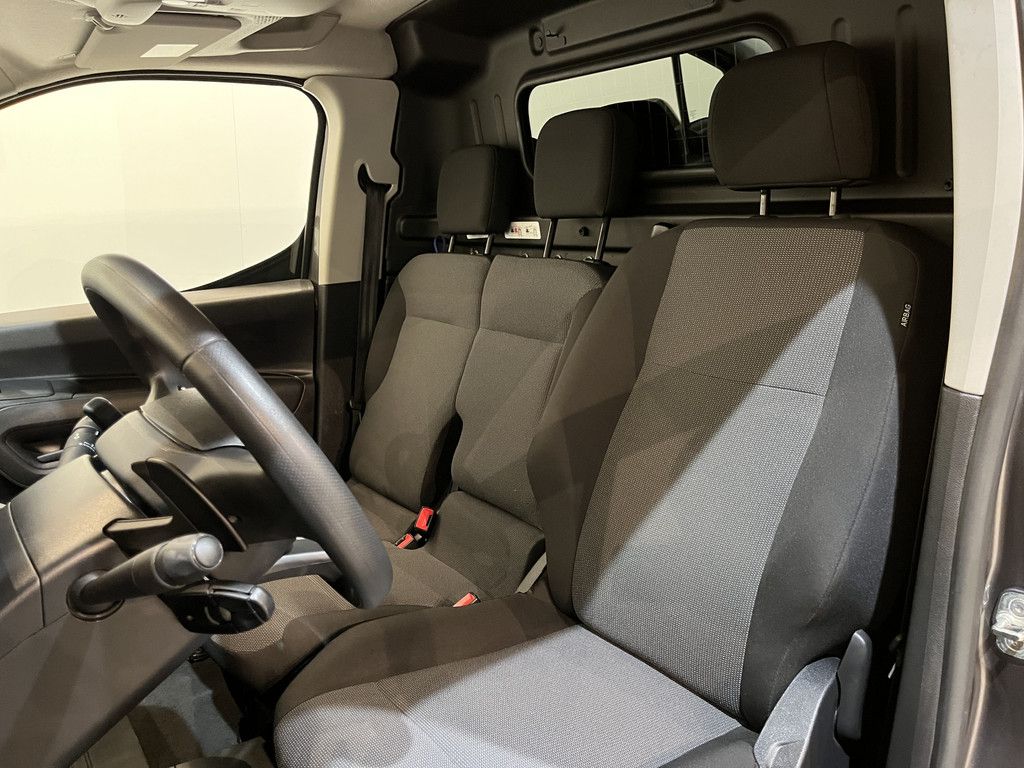 Toyota PROACE CITY 1.2 L1 130 PK Benzine Automaat / Airco / Cruise Control / CarPlay / Camera / Navigatie / 3-Zits / 69.000 KM !!