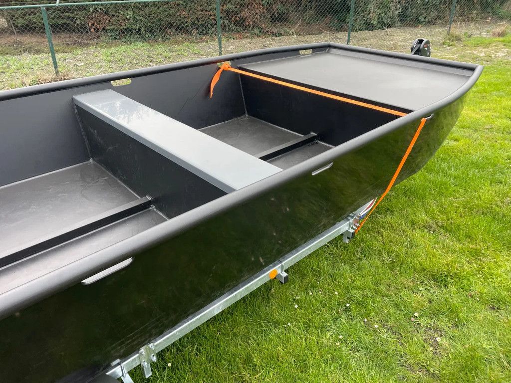 HDPE werkboot / visboot 4 m x 1,80m platbodem