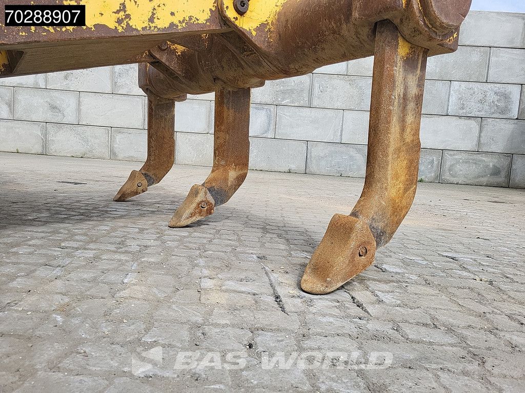 Komatsu D65 PXi -18 Ripper