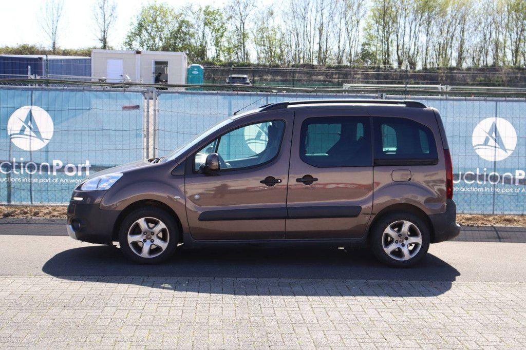 Passenger car Peugeot Partner 92hp Diesel 2013 (Margin)