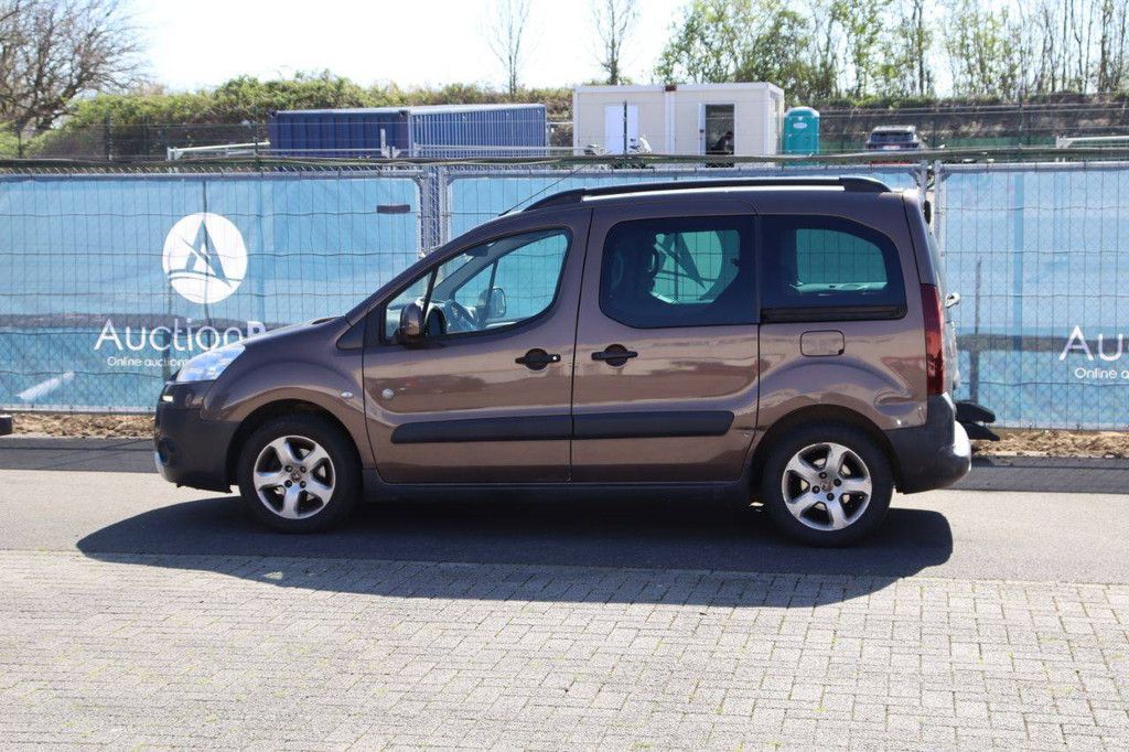 Passenger car Peugeot Partner 92hp Diesel 2013 (Margin)