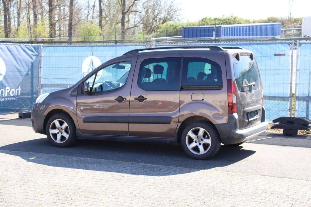 Passenger car Peugeot Partner 92hp Diesel 2013 (Margin)