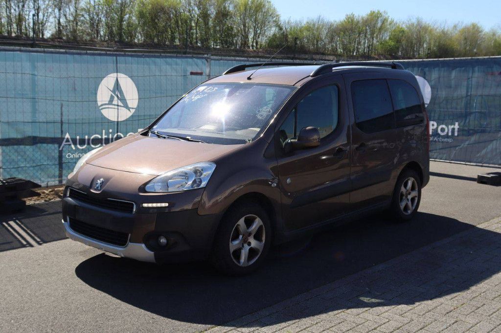 Passenger car Peugeot Partner 92hp Diesel 2013 (Margin)