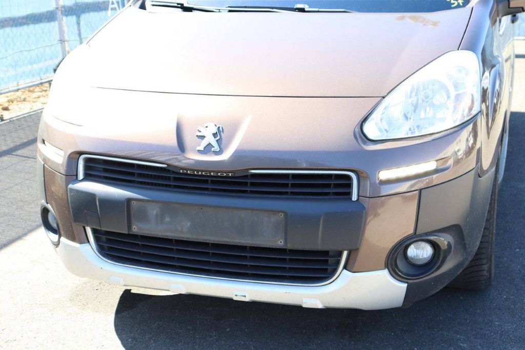 Passenger car Peugeot Partner 92hp Diesel 2013 (Margin)