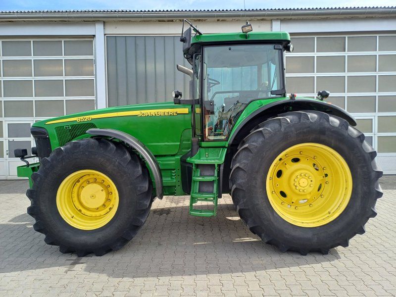 John Deere 8520