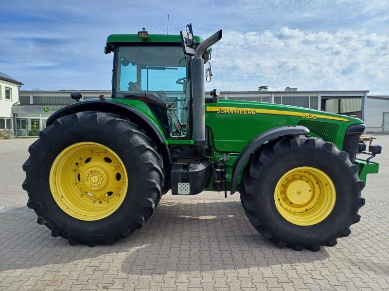 John Deere 8520