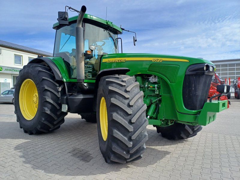 John Deere 8520