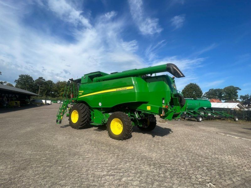 John Deere T560