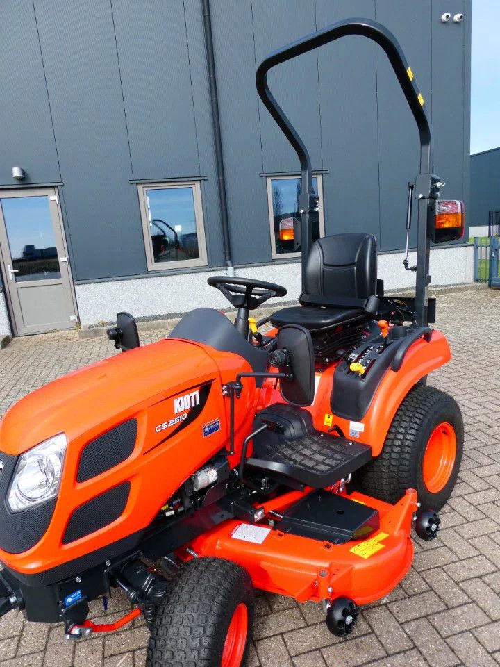 Kioti CS2510 4wd HST / 0001 Draaiuren / Middenmaaidek