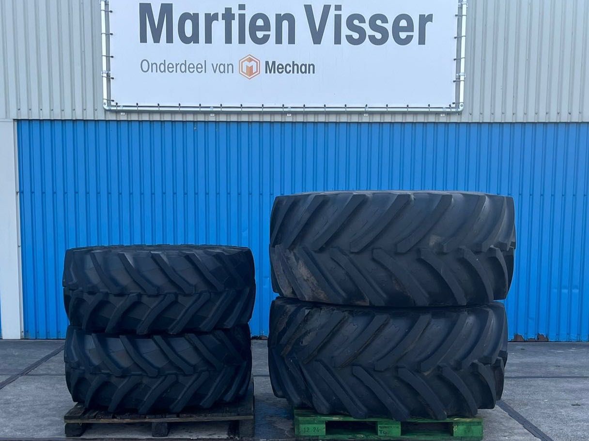 540/65R24 & 710/60R34 op zwarte velg