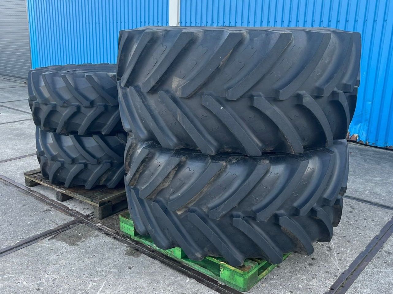 540/65R24 & 710/60R34 op zwarte velg