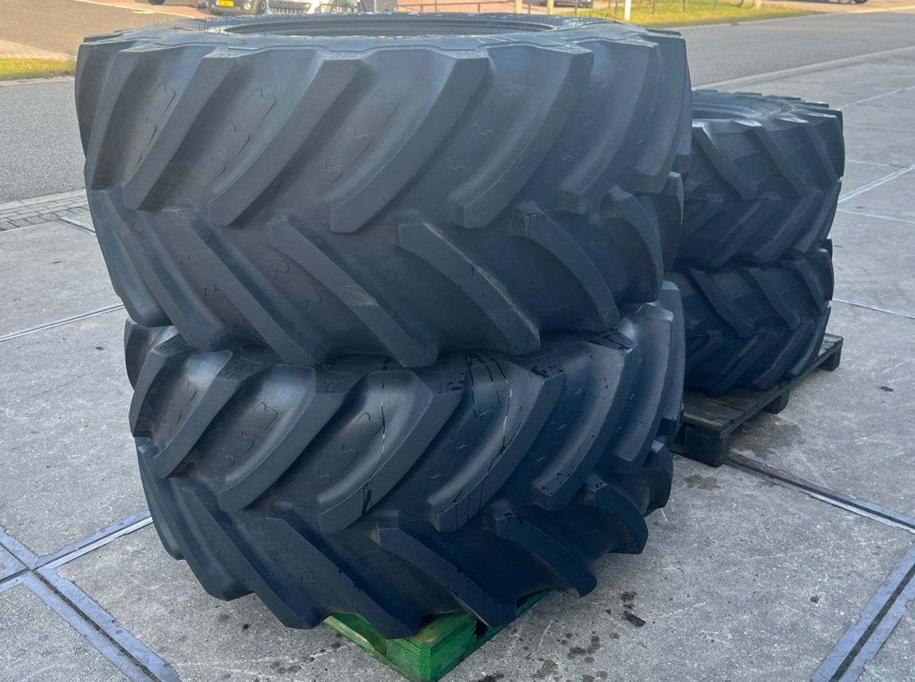 540/65R24 & 710/60R34 op zwarte velg
