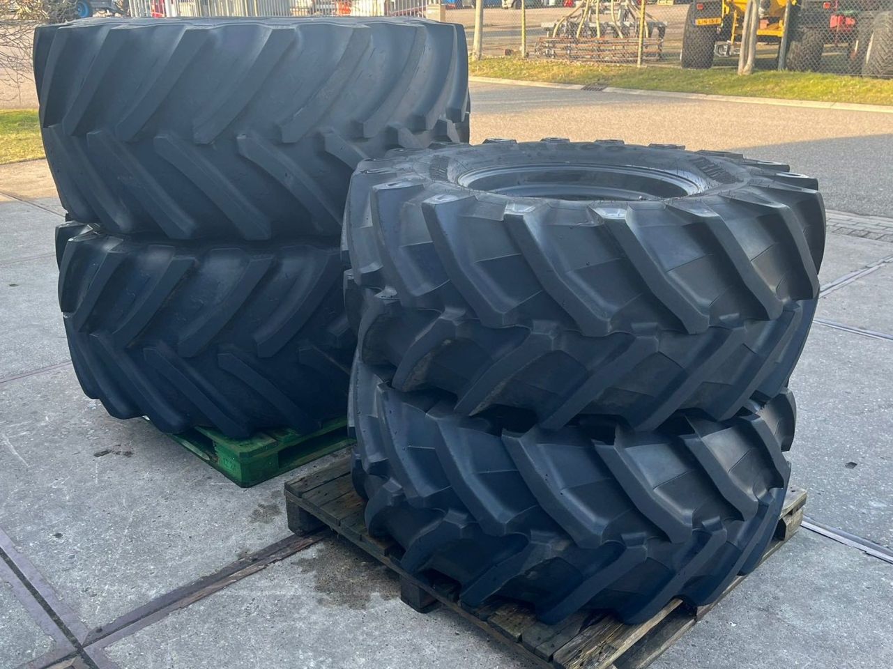 540/65R24 & 710/60R34 op zwarte velg