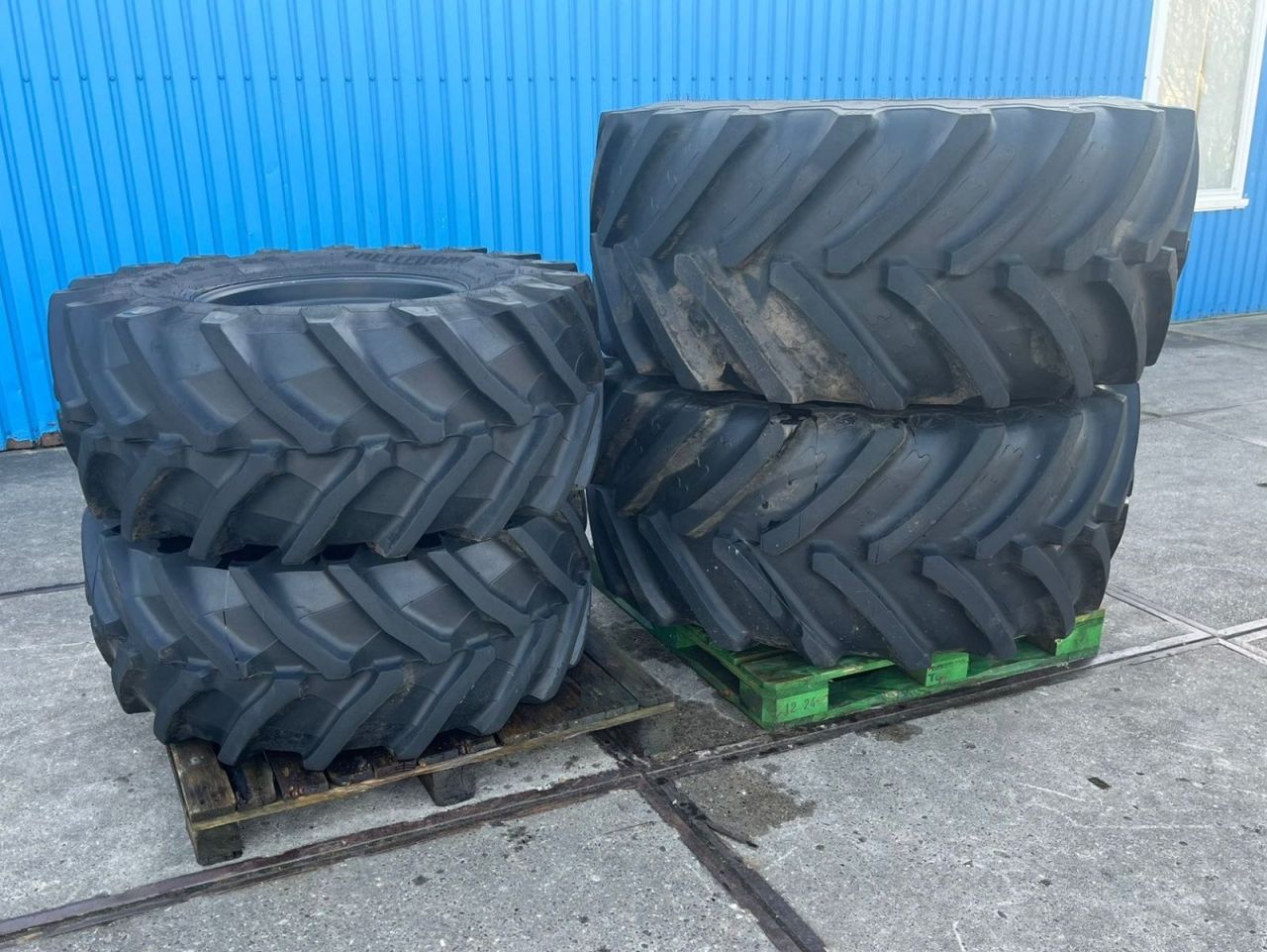 540/65R24 & 710/60R34 op zwarte velg