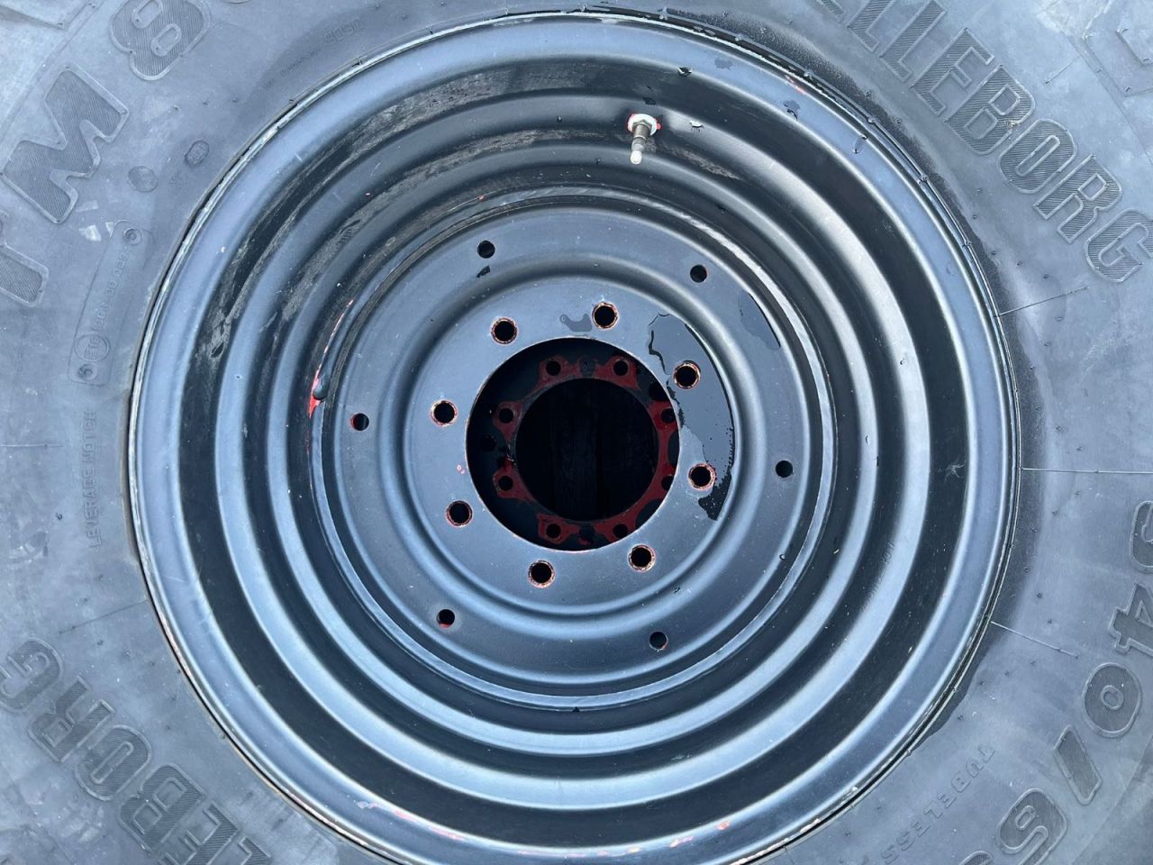 540/65R24 & 710/60R34 op zwarte velg