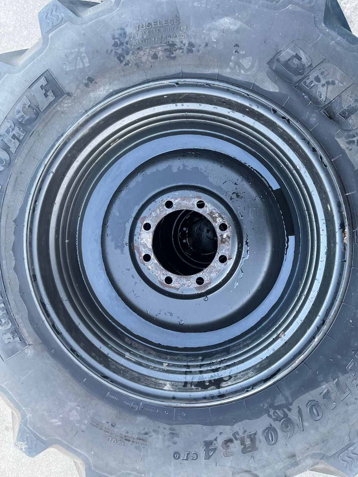 540/65R24 & 710/60R34 op zwarte velg