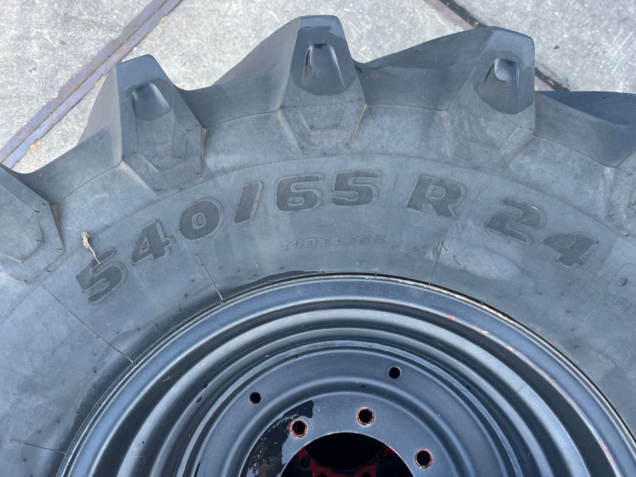 540/65R24 & 710/60R34 op zwarte velg