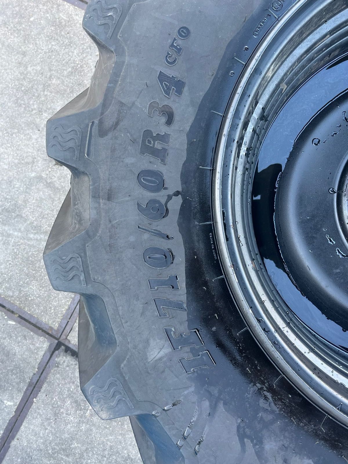 540/65R24 & 710/60R34 op zwarte velg