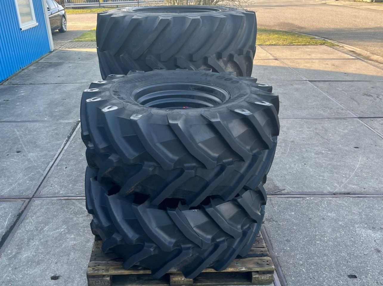 540/65R24 & 710/60R34 op zwarte velg