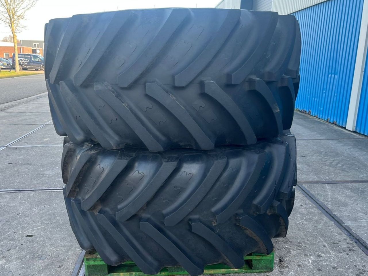 540/65R24 & 710/60R34 op zwarte velg