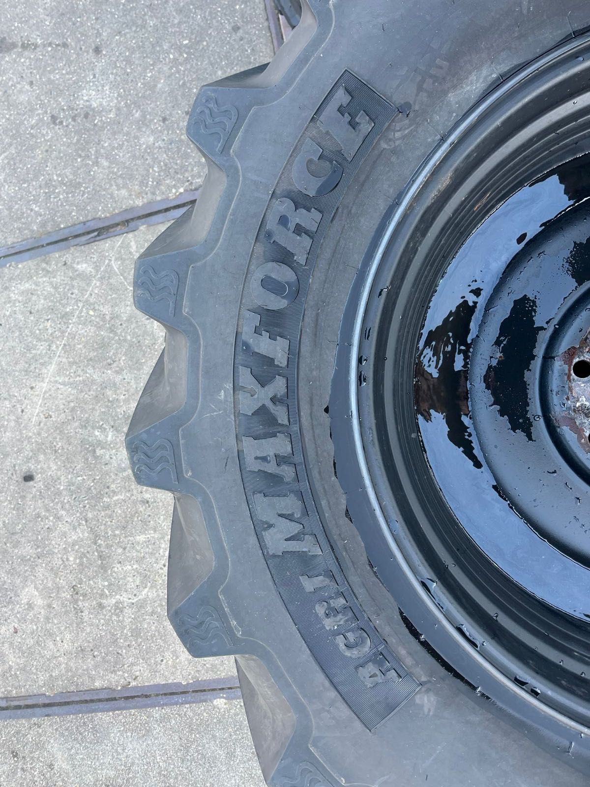 540/65R24 & 710/60R34 op zwarte velg