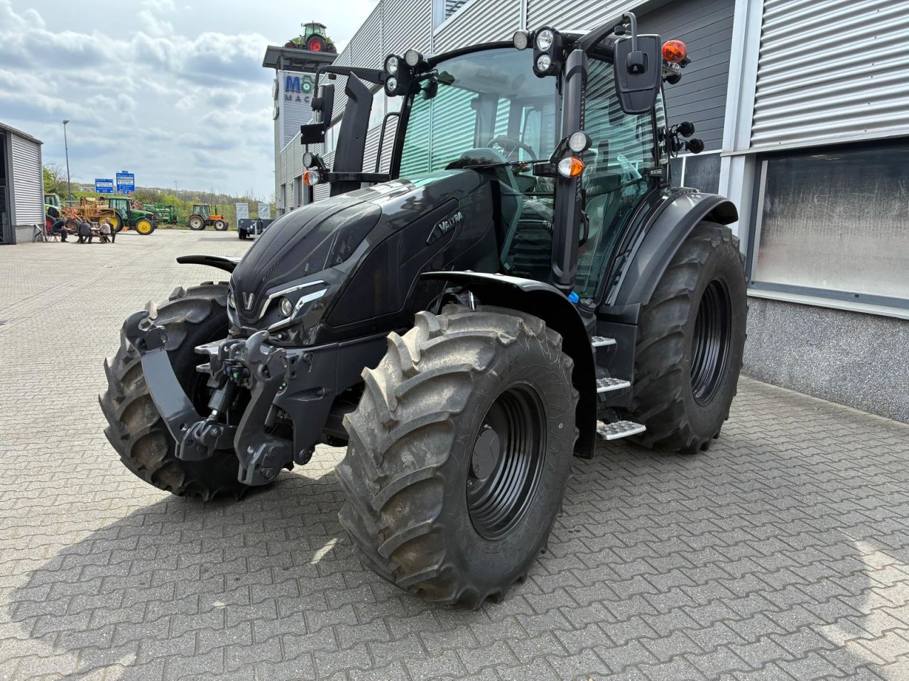 Valtra G125 Active met kruipbak