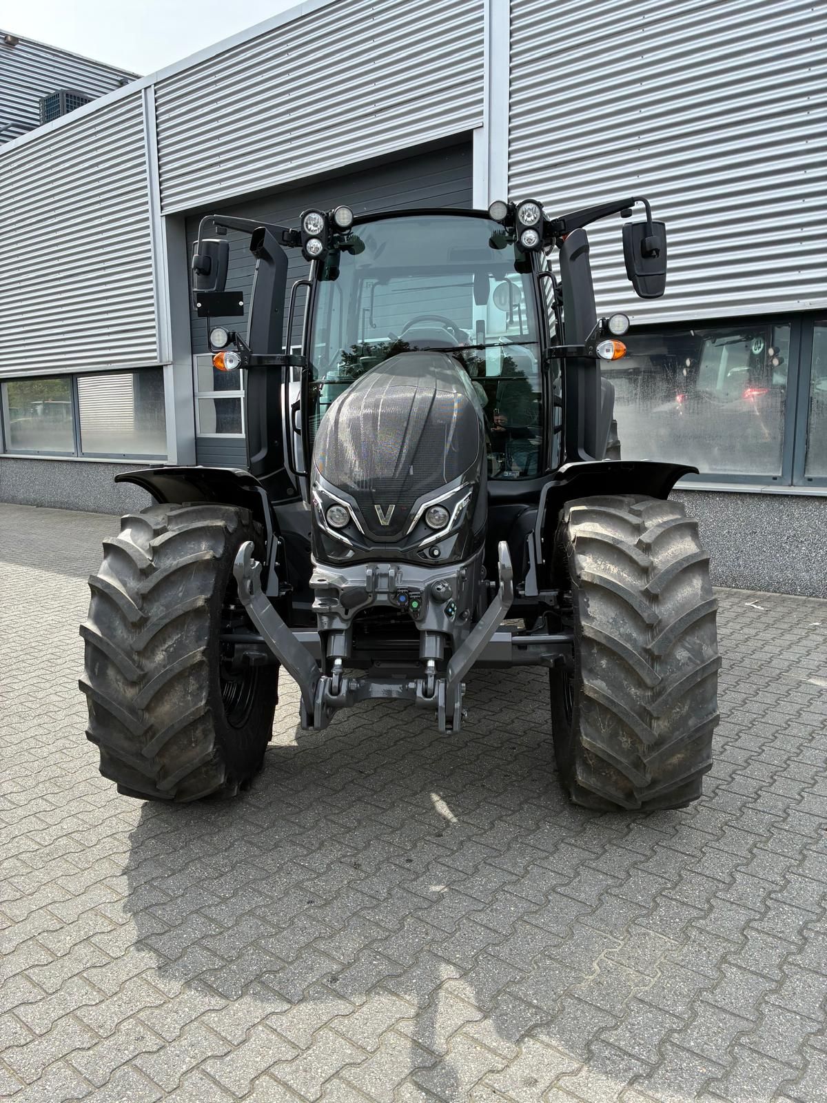 Valtra G125 Active met kruipbak