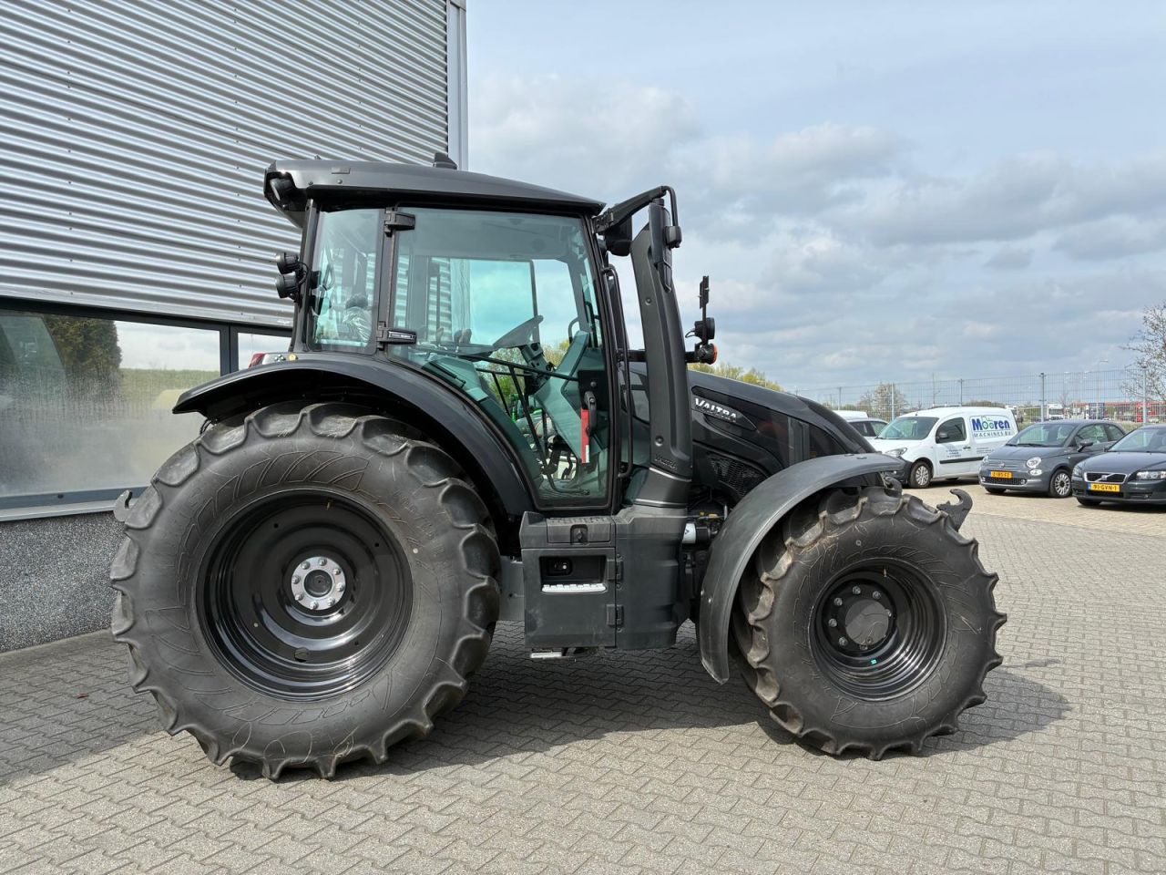 Valtra G125 Active met kruipbak