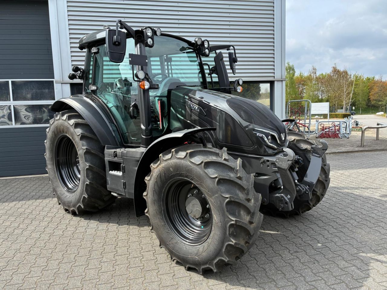 Valtra G125 Active met kruipbak