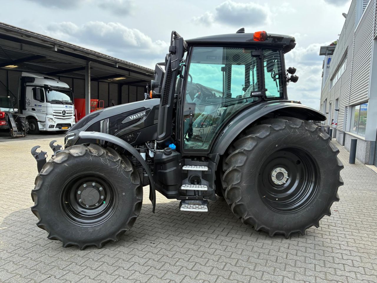 Valtra G125 Active met kruipbak