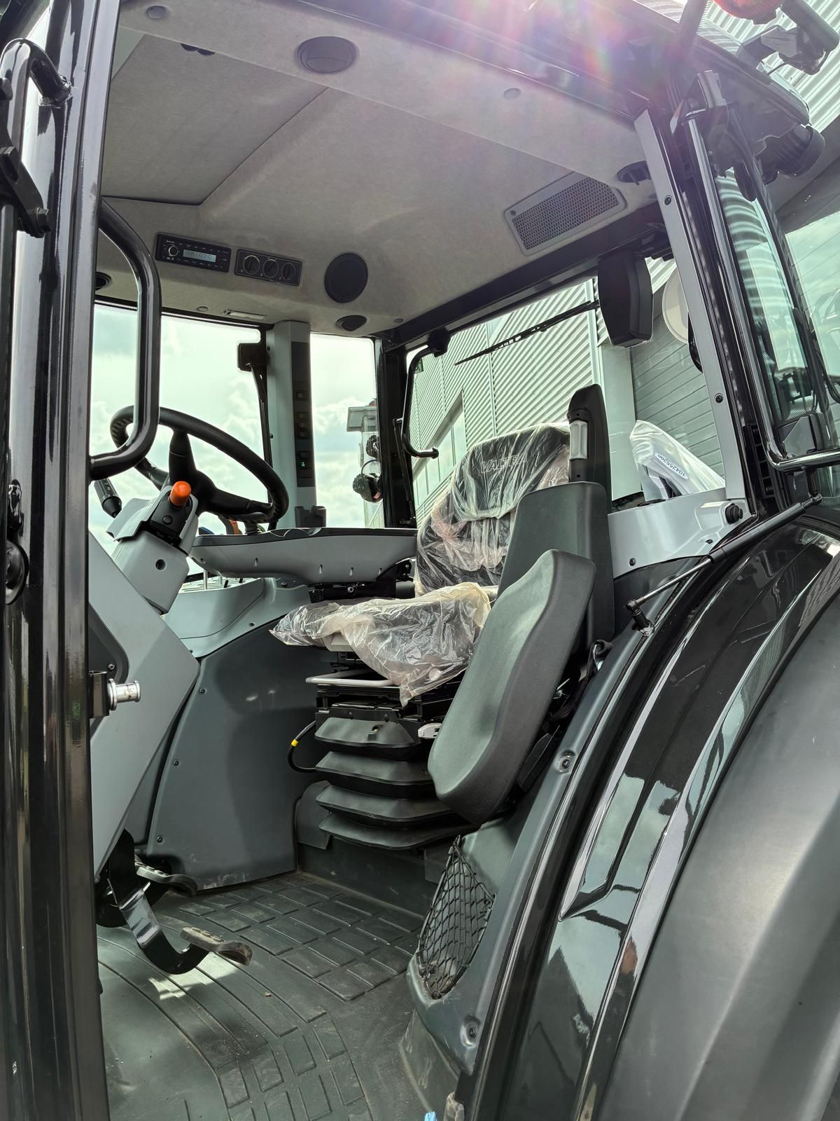 Valtra G125 Active met kruipbak
