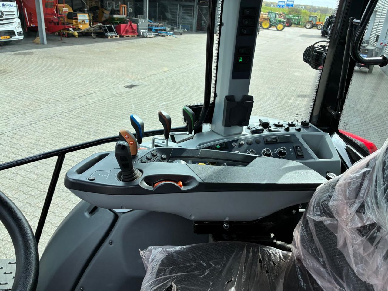 Valtra G125 Active met kruipbak