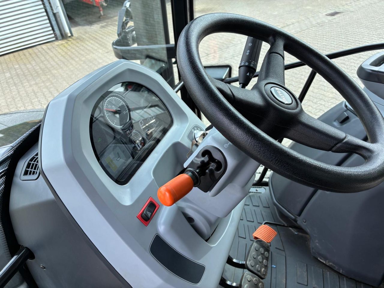 Valtra G125 Active met kruipbak