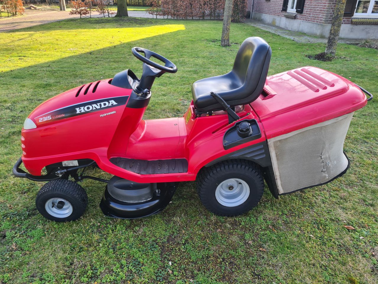 Honda HF 2315 zitmaaier met opvangbak.
