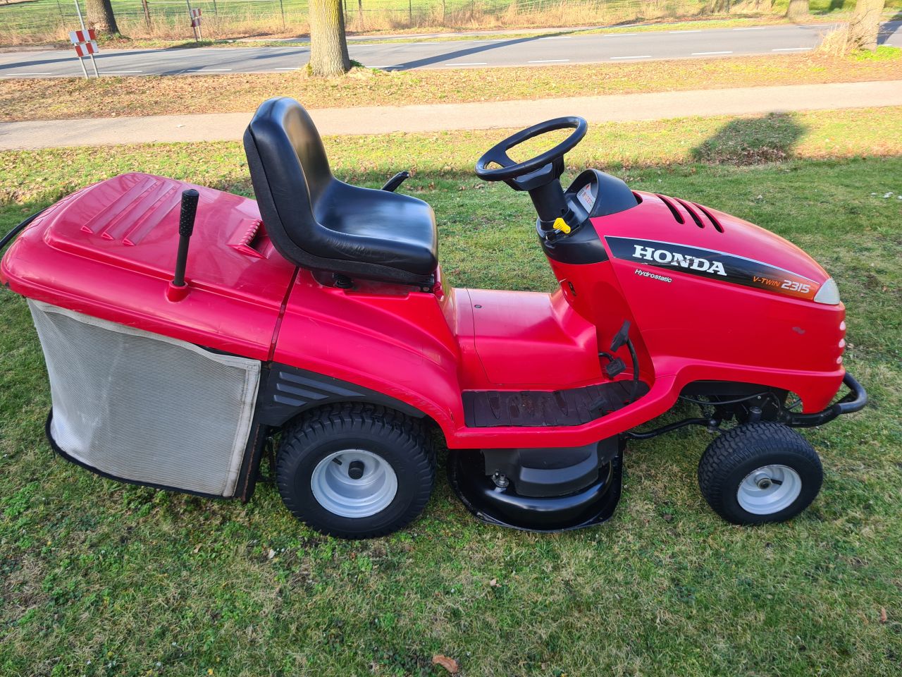 Honda HF 2315 zitmaaier met opvangbak.