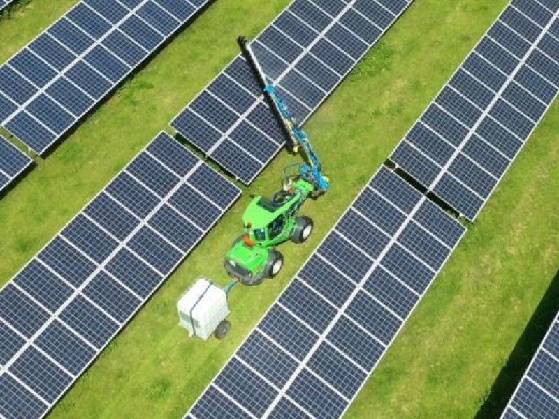 At Photovoltaik Reinigungsmaschine