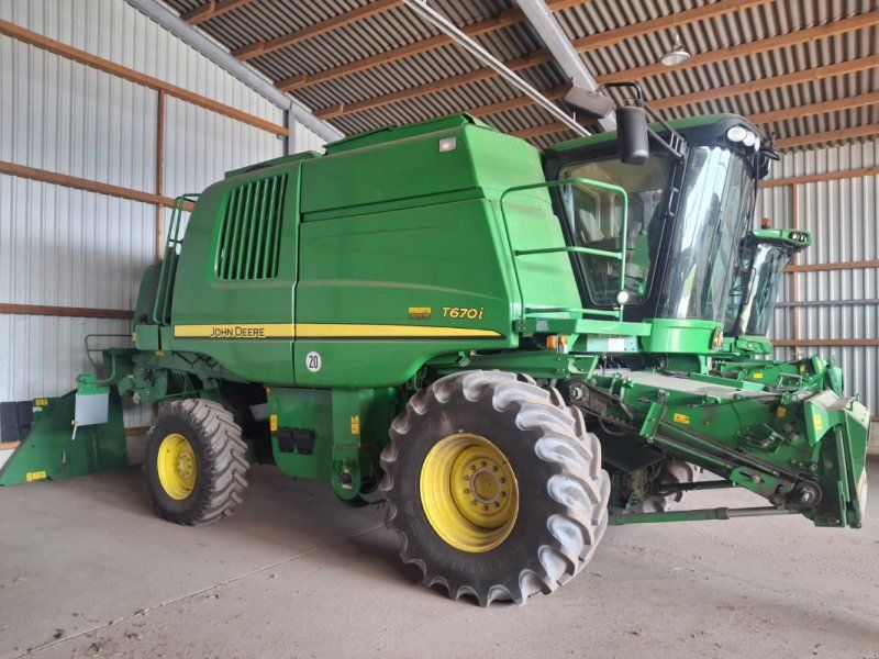 John Deere T670