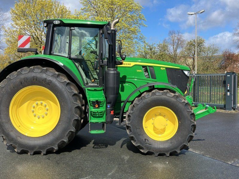 John Deere 6M240