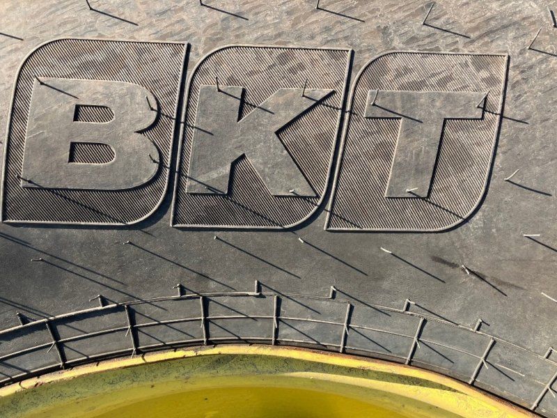 BKT 900/60R42 IF