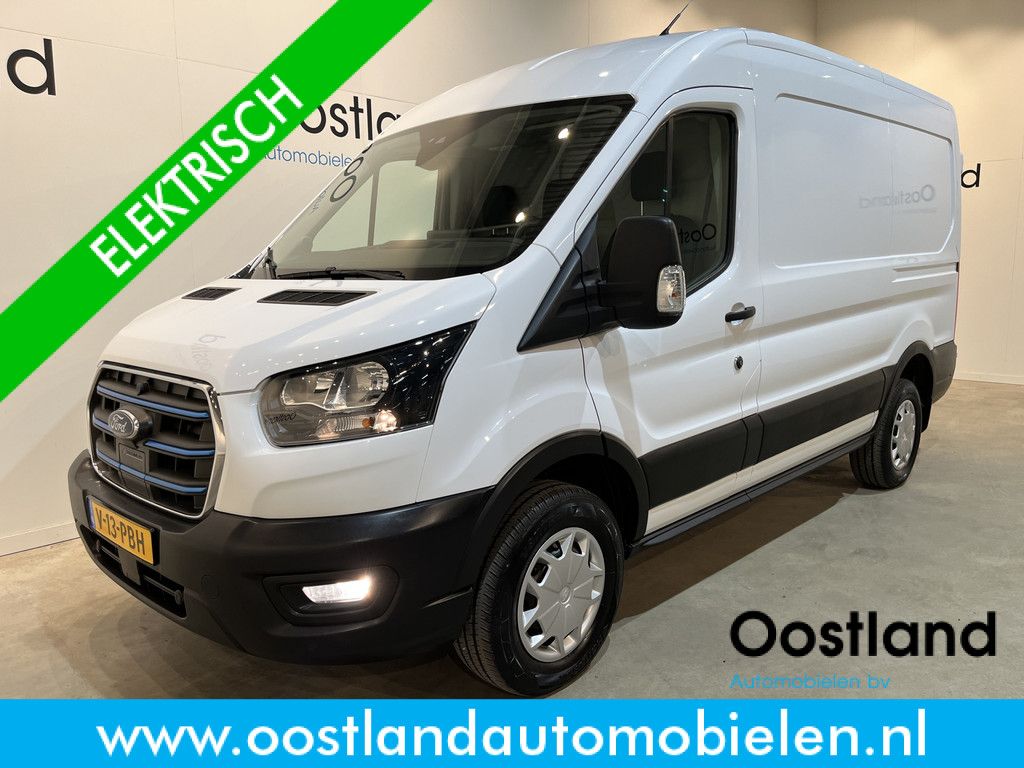 Ford E-Transit 390 (3500 kg) L2H2 Trend 68 kWh 184 PK / 100% Elektrisch !! / Airco / Cruise Control / CarPlay / Camera / Navigatie / 3-Zits / 3.750 KM !!