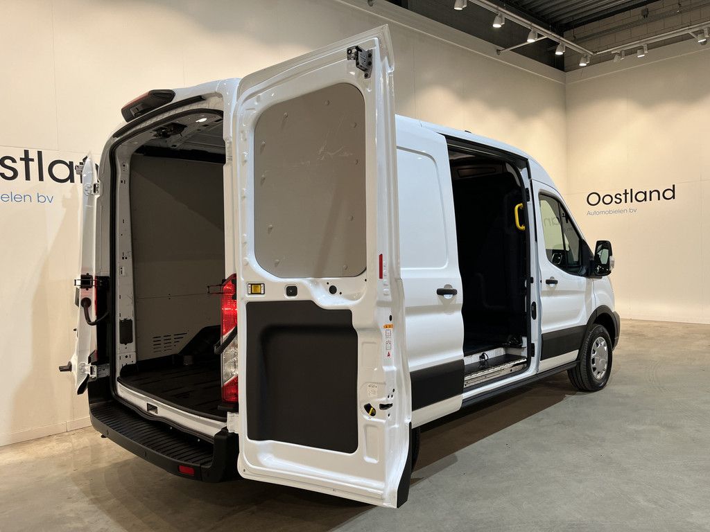 Ford E-Transit 390 (3500 kg) L2H2 Trend 68 kWh 184 PK / 100% Elektrisch !! / Airco / Cruise Control / CarPlay / Camera / Navigatie / 3-Zits / 3.750 KM !!