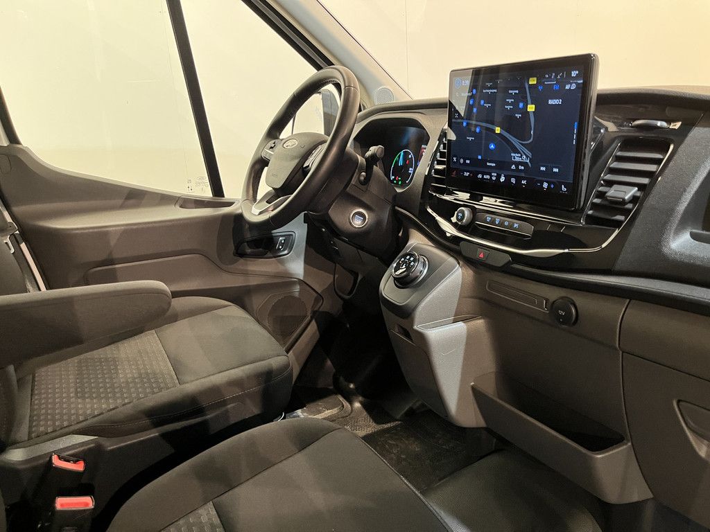 Ford E-Transit 390 (3500 kg) L2H2 Trend 68 kWh 184 PK / 100% Elektrisch !! / Airco / Cruise Control / CarPlay / Camera / Navigatie / 3-Zits / 3.750 KM !!