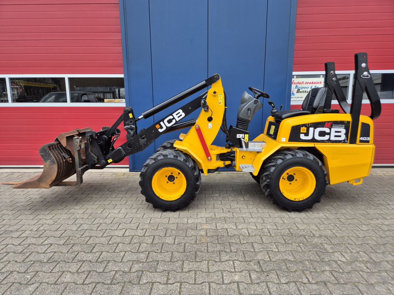 JCB 403 SHOVEL BOUWJAAR 2015 MET BAK / VORKEN EN KENTEKEN